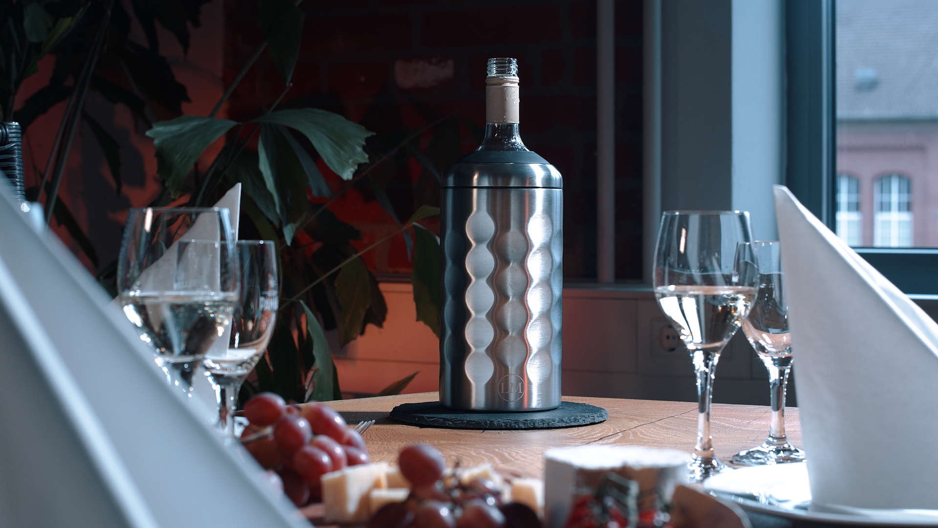 Doppelwandig isolierter Weinkühler aus Edelstahl auf dekorietem Tisch 